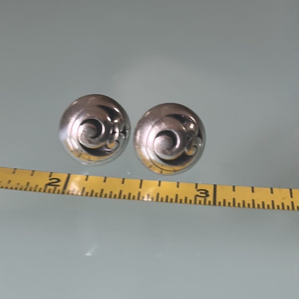 Pair of Silver round Earrings, dome shaped - Picture 6 of 6